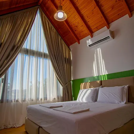 & Restorant Flamuri 게스트하우스 *