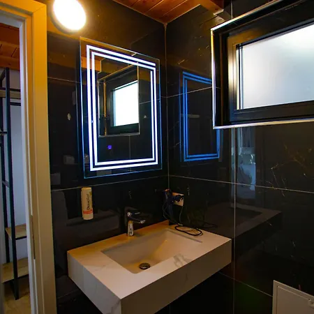 & Restorant Flamuri 게스트하우스 Lushnjë