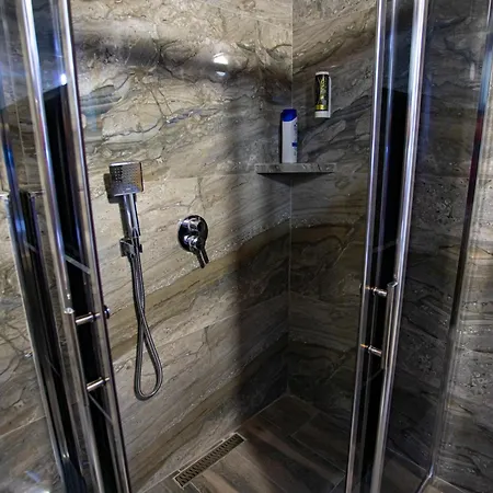 & Restorant Flamuri * Lushnjë