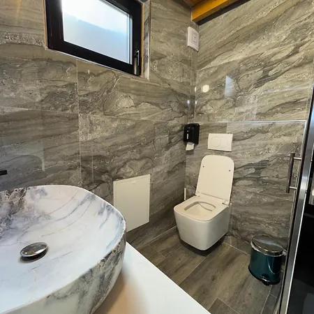 & Restorant Flamuri Lushnjë