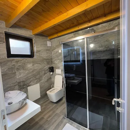 & Restorant Flamuri Lushnjë