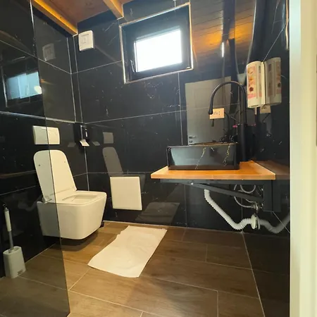 & Restorant Flamuri Lushnjë