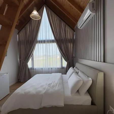 & Restorant Flamuri Gasthof Lushnjë