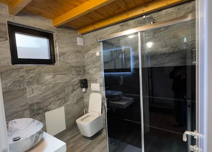 & Restorant Flamuri Lushnjë